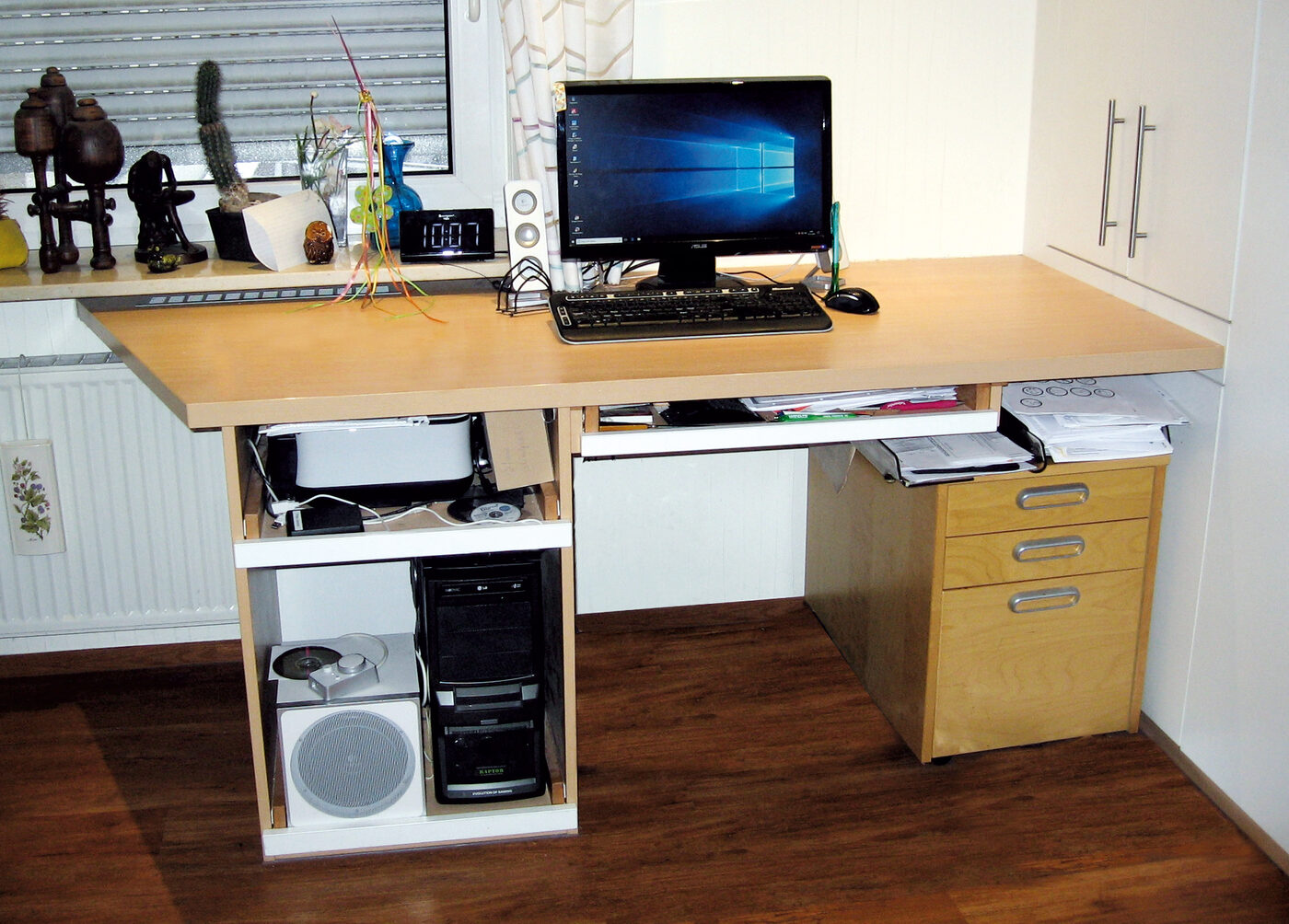 Schreibtisch-Arbeitsplatz aus Holz