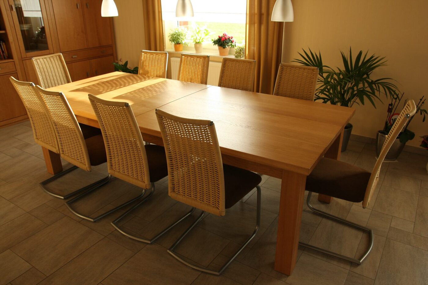 Massiver Holz-Esstisch mit Stühlen