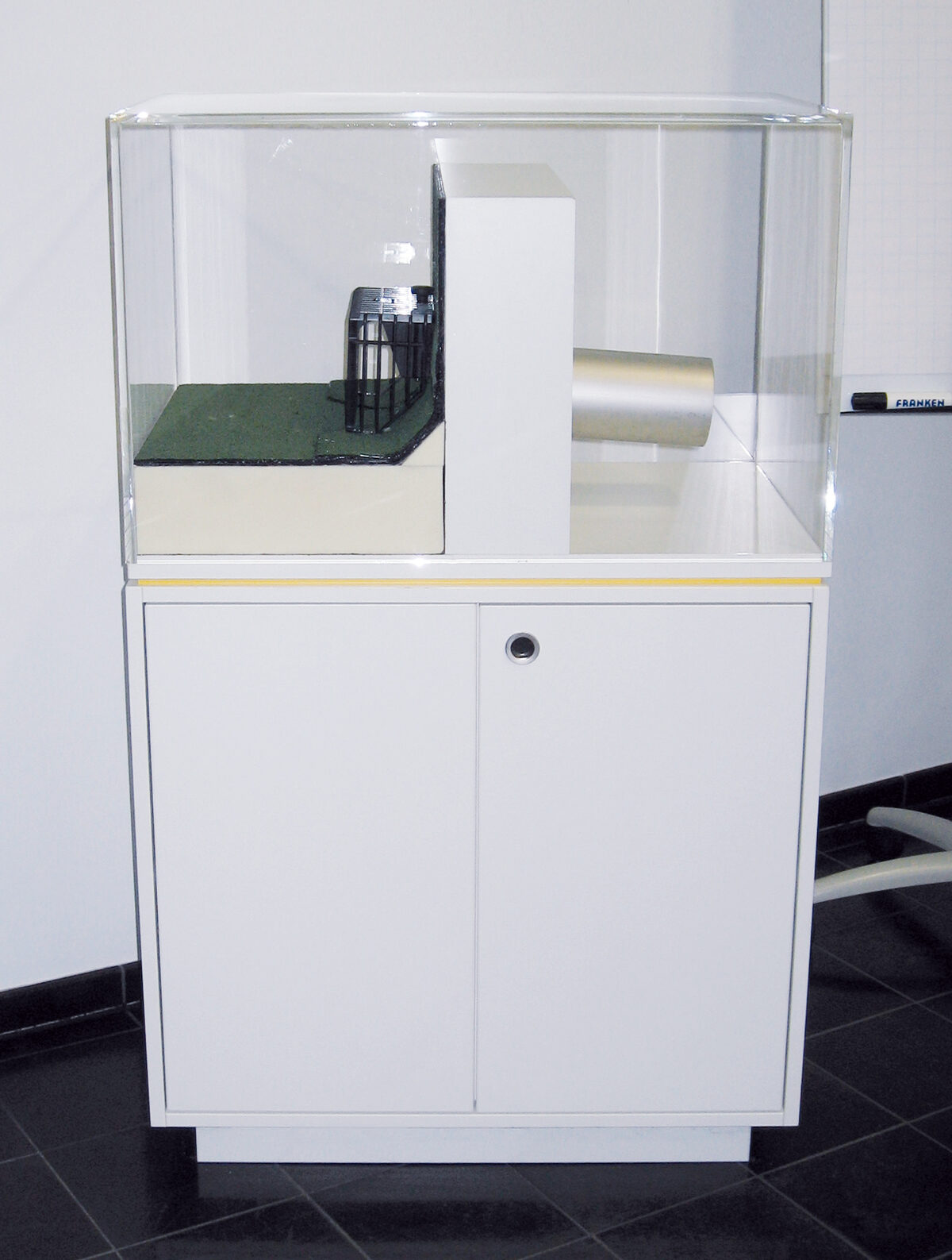 Hohe weiße Vitrine mit Glas