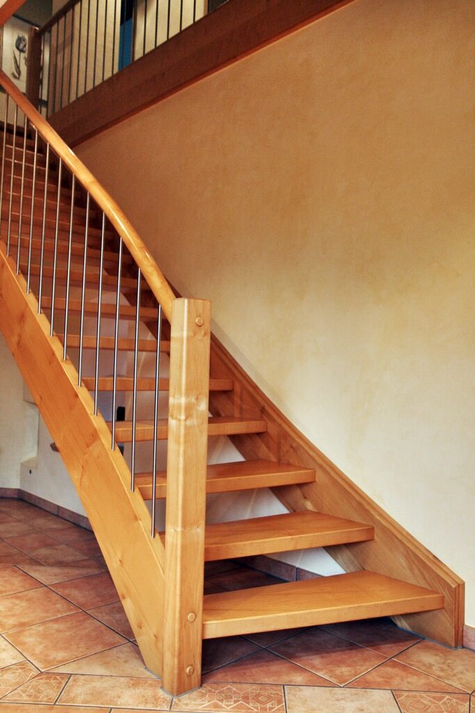 Klassische Holztreppe mit Holzgeländer