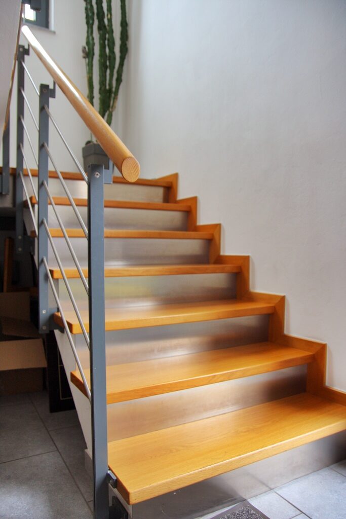 Moderne Holztreppe mit Metallgeländer